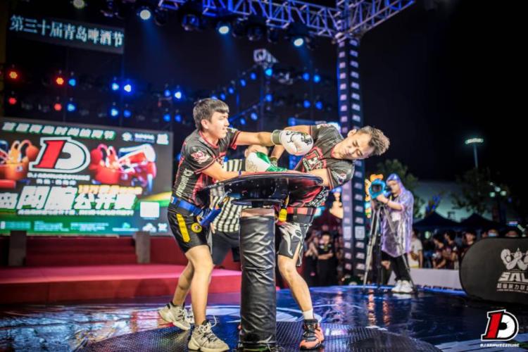 啤酒节|“青岛小哥”斯文夺冠 终极斗腕冠军赛首次亮相啤酒节