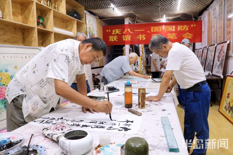 老兵|退伍老兵们在青岛李村大集茶城以笔墨赞江山