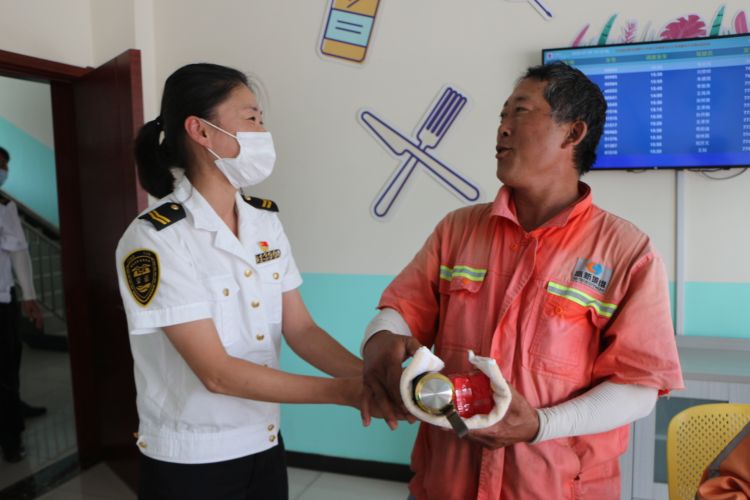 岛城|@青岛环卫工人，绿豆汤、西瓜已备好 欢迎来这解暑降温