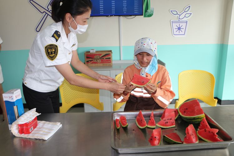 岛城|@青岛环卫工人，绿豆汤、西瓜已备好 欢迎来这解暑降温