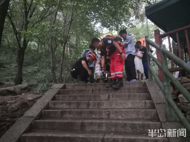 摔伤|男子爬山踩空摔伤 青岛红十字搜救队队员接力转运下山