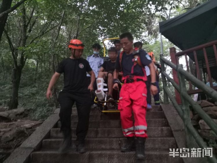 摔伤|男子爬山踩空摔伤 青岛红十字搜救队队员接力转运下山