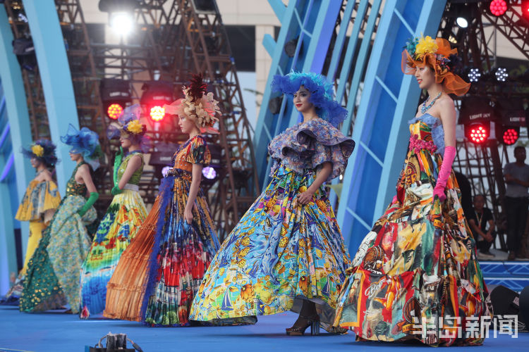 上身|将“啤酒”穿上身……啤酒节上演“啤酒文化时装秀”首秀