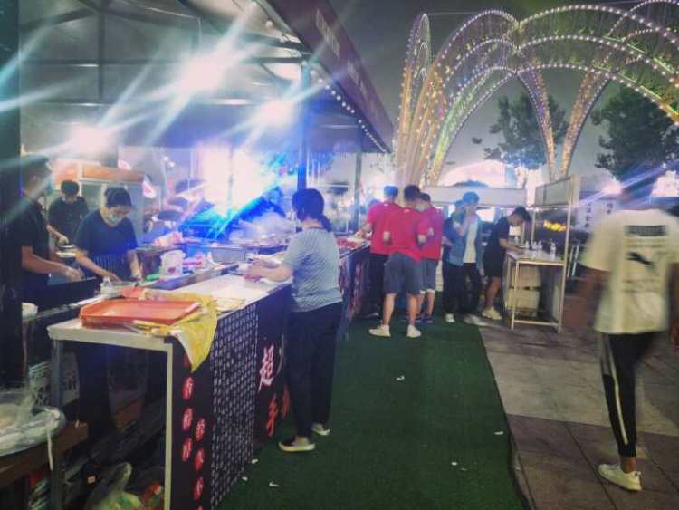 金沙滩|来金沙滩啤酒城内凤凰之声机车夜市 体验“舌尖盛宴”