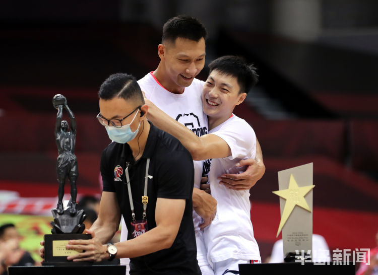 易建联|广东队易建联伤退被诊断为股后肌拉伤 球队做好未来不上场准备