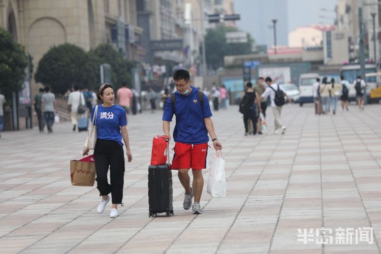 客流|旅游旺季开启 青岛火车站客流逐渐增多