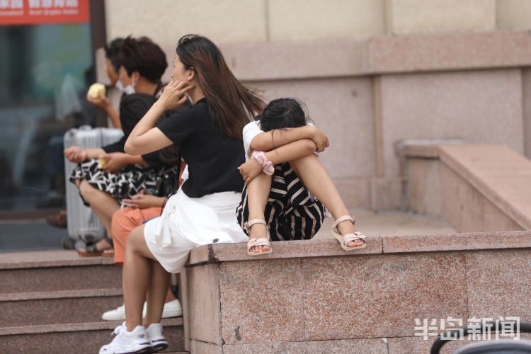 客流|旅游旺季开启 青岛火车站客流逐渐增多