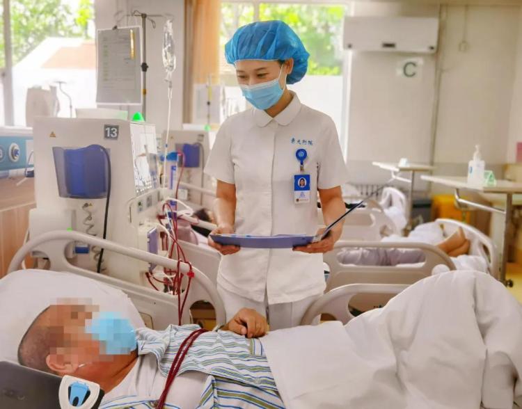 青大|青大附院授予李琳“最美护士”荣誉称号 并号召向她学习