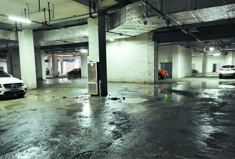 |晴天沾灰雨天踩泥 青岛瑞安路颐和广场悦湾业主吐槽“停车难”