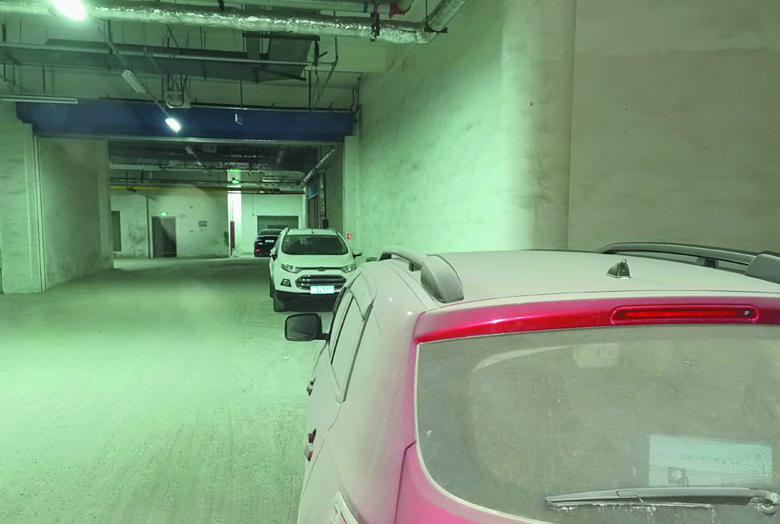 |晴天沾灰雨天踩泥 青岛瑞安路颐和广场悦湾业主吐槽“停车难”