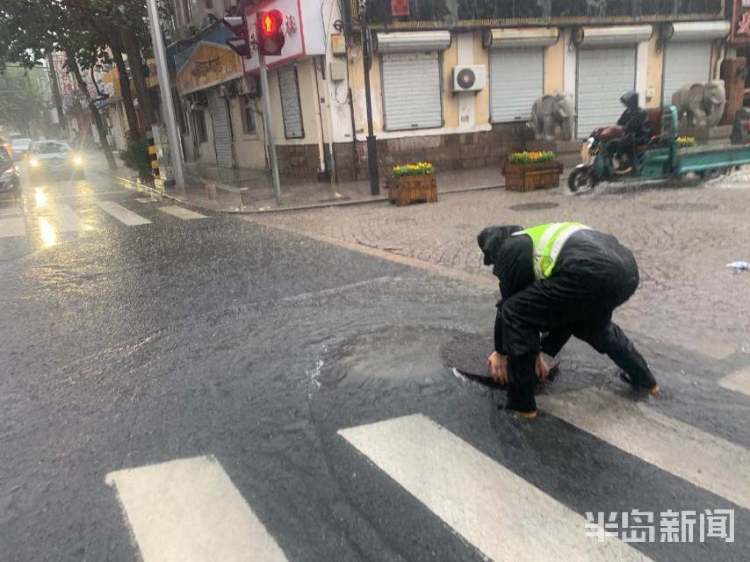 冒溢|青岛多处古力冒溢 民警设置警示牌提醒过往车辆
