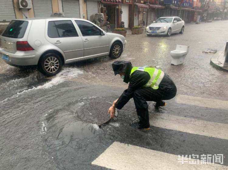 冒溢|青岛多处古力冒溢 民警设置警示牌提醒过往车辆