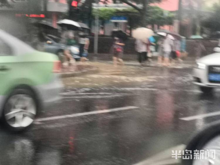 冒溢|青岛多处古力冒溢 民警设置警示牌提醒过往车辆