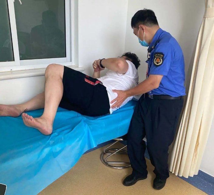 暖心|青岛金沙滩啤酒城一游客脱臼 综合执法人员急伸援手