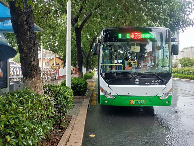 公交线|百余名应急人员清晨上路 青岛市南巴士31条公交线首班车准点发出