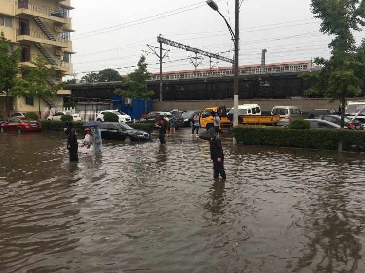 公交线|百余名应急人员清晨上路 青岛市南巴士31条公交线首班车准点发出