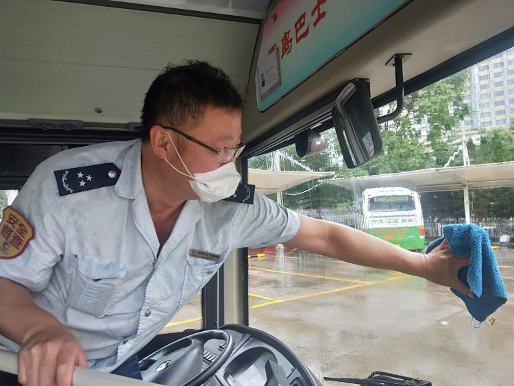 公交线|百余名应急人员清晨上路 青岛市南巴士31条公交线首班车准点发出