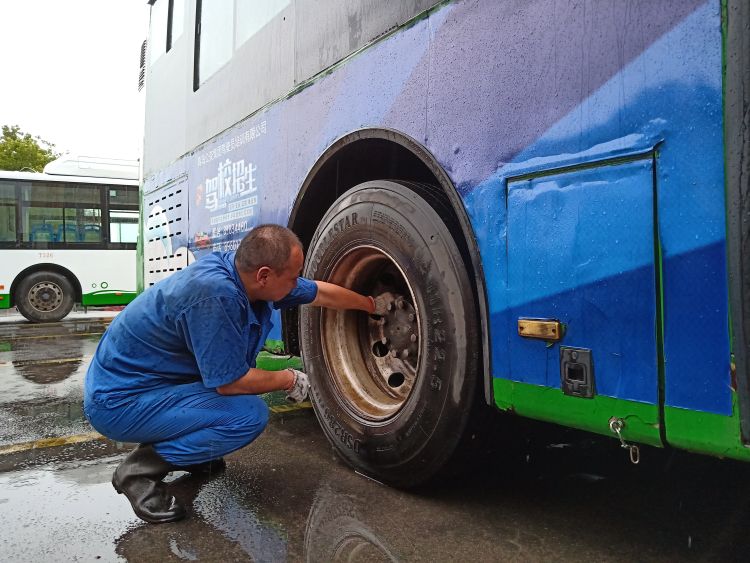 公交线|百余名应急人员清晨上路 青岛市南巴士31条公交线首班车准点发出