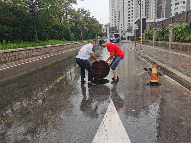 致多|青岛突降暴雨致多路段积水严重 公交启动应急响应保出行
