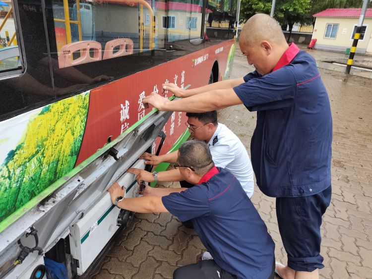 致多|青岛突降暴雨致多路段积水严重 公交启动应急响应保出行