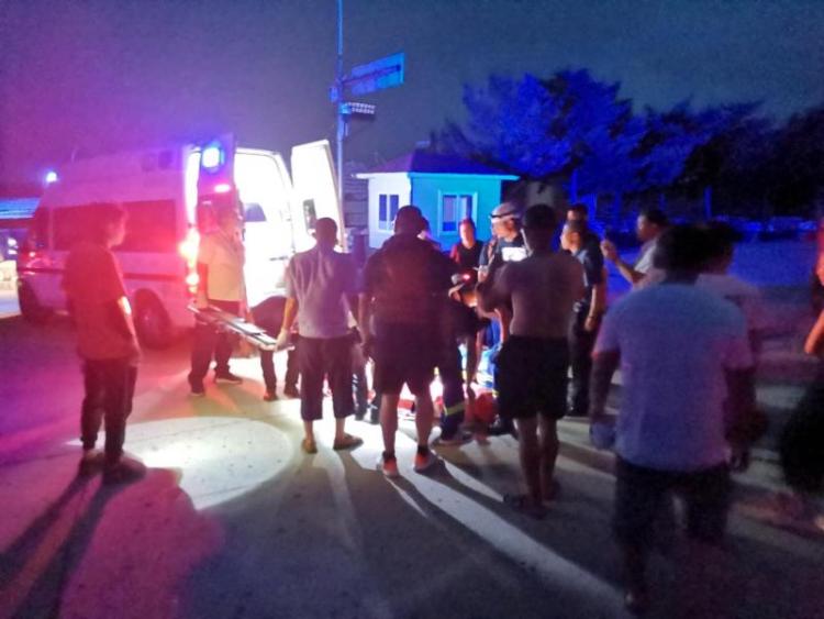 攀石|男子穿拖鞋爬崂山攀石摔伤腰部 救援队紧急救助