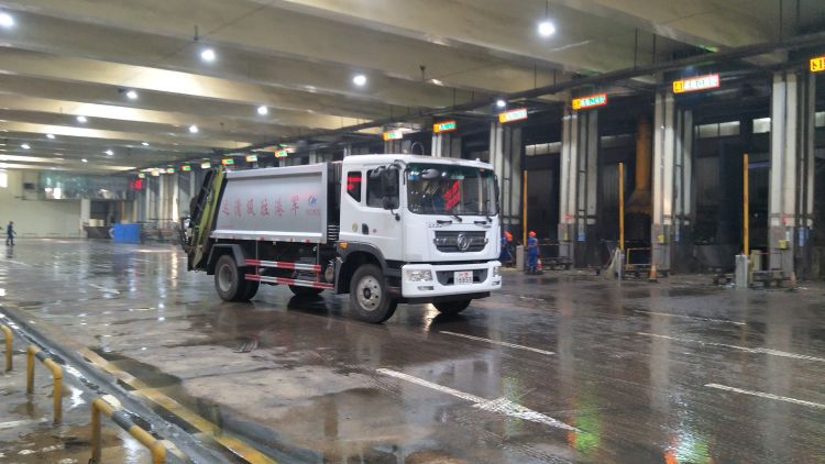 狂风骤雨|狂风骤雨巧应对 青岛全力做好垃圾转运工作确保零积压