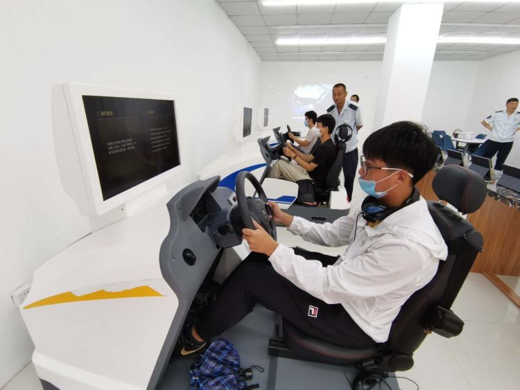 岛城|在线学车、3D实景模拟……青岛首家智能驾驶体验馆正式纳客