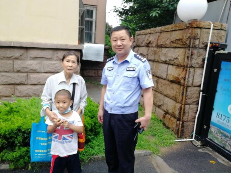 暖心|孩子独自找奶奶 崂山交警暖心送达