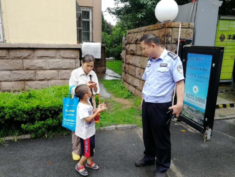 暖心|孩子独自找奶奶 崂山交警暖心送达