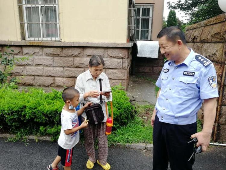 暖心|孩子独自找奶奶 崂山交警暖心送达