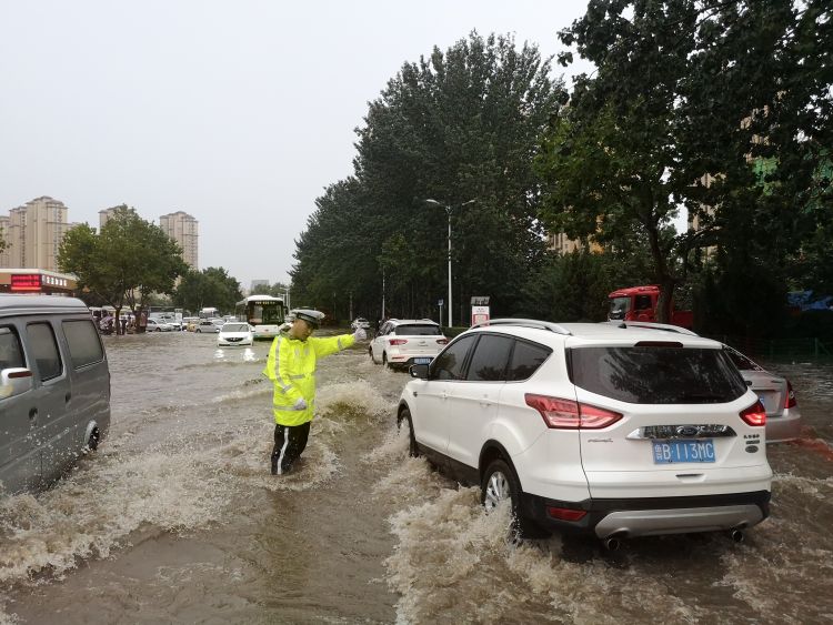 李沧|李沧交警启动应急预案 排积水保路畅