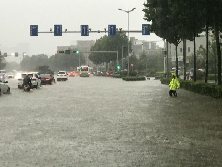 李沧|李沧交警启动应急预案 排积水保路畅