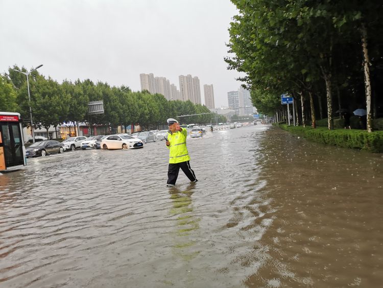 李沧|李沧交警启动应急预案 排积水保路畅