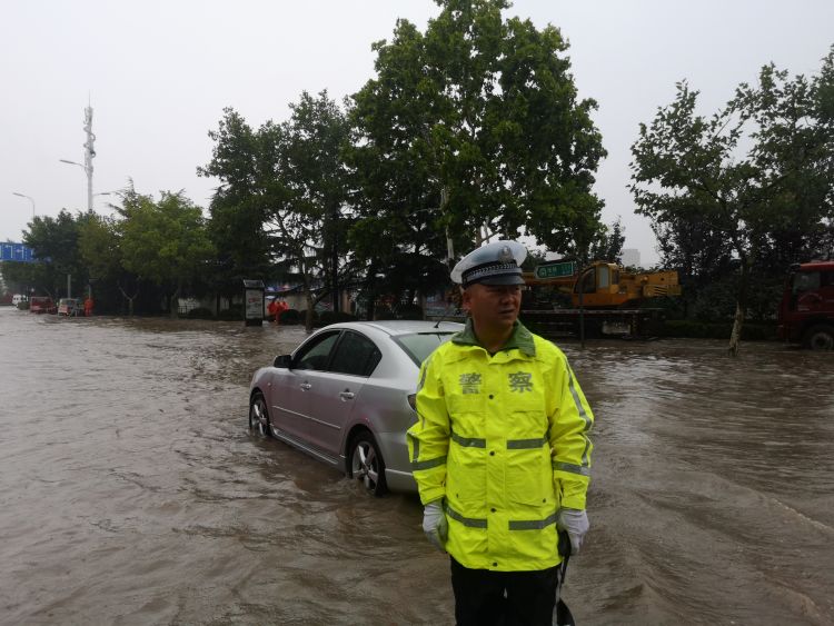 李沧|李沧交警启动应急预案 排积水保路畅