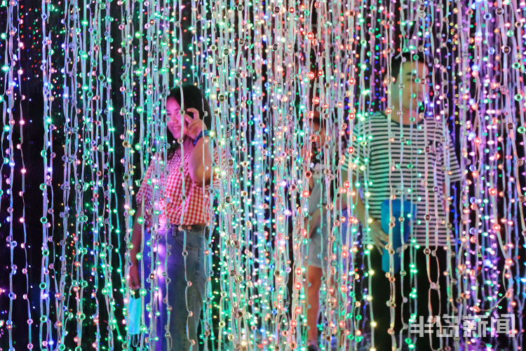 打卡|青岛金沙滩啤酒城成打卡胜地 各处打卡装置深受游客喜爱