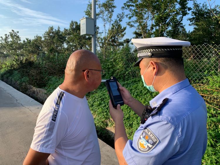 酒驾|青岛一男子驾照吊销期间酒驾上高速 遇交警企图换座逃避处罚