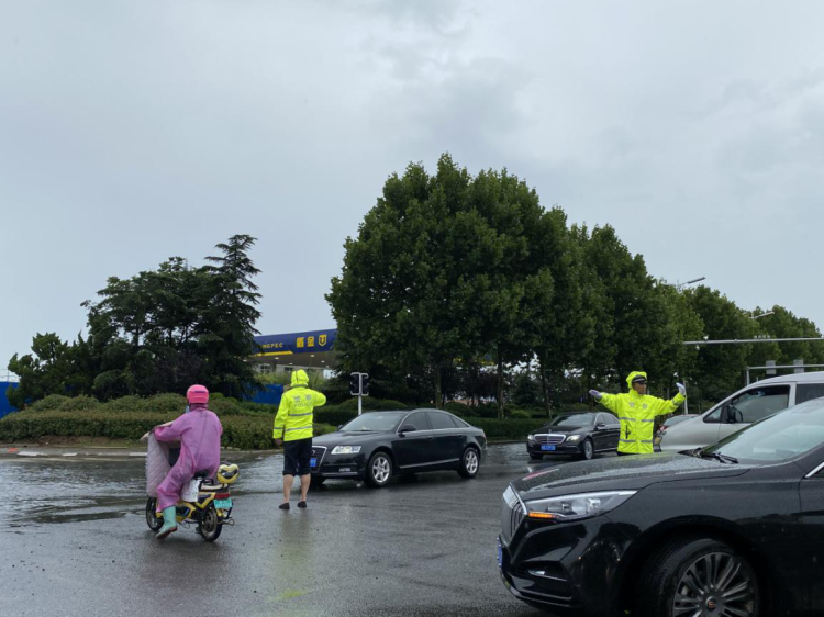 泡椒|“青椒”变“泡椒”请允许崂山交警这一次警容不整