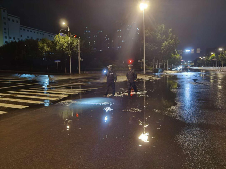 泡椒|“青椒”变“泡椒”请允许崂山交警这一次警容不整