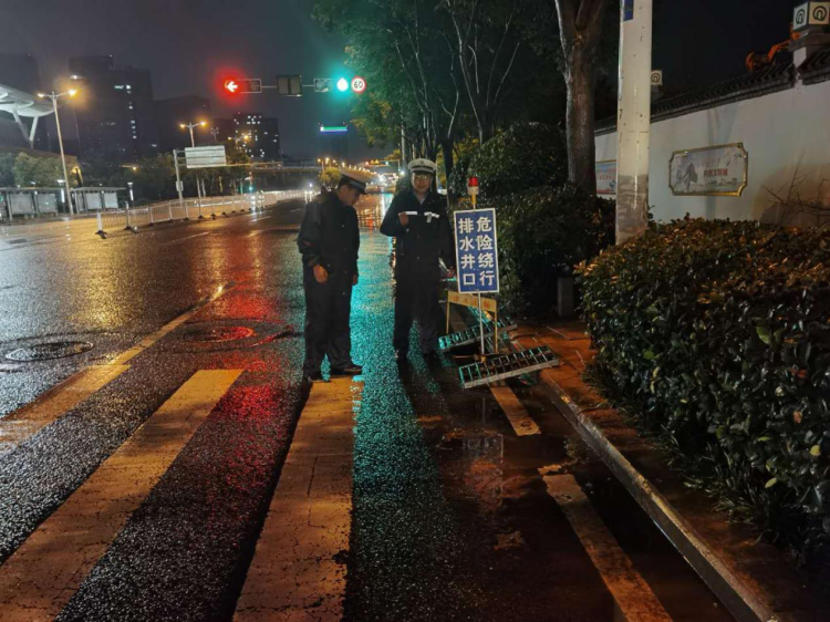 崂山|青岛降雨不断 看崂山交警“老王”防汛十二时辰