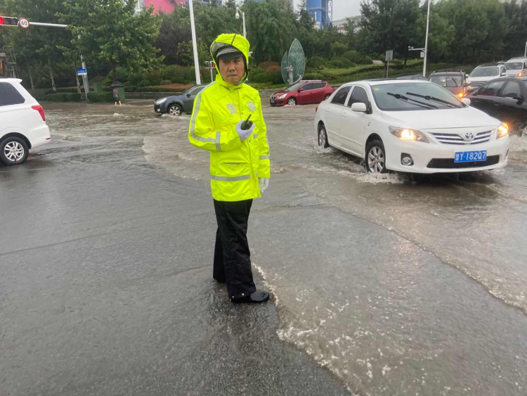 崂山|青岛降雨不断 看崂山交警“老王”防汛十二时辰