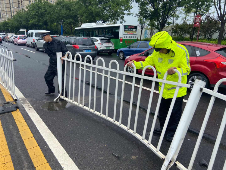 崂山|青岛降雨不断 看崂山交警“老王”防汛十二时辰