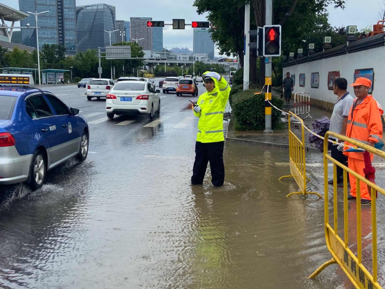 崂山|青岛降雨不断 看崂山交警“老王”防汛十二时辰