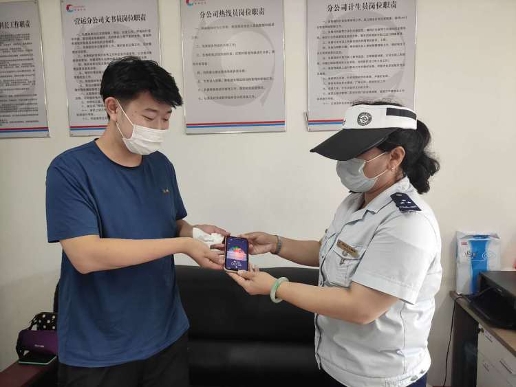 犯困|小伙乘车犯困丢手机 青岛公交驾乘人员合力帮找回