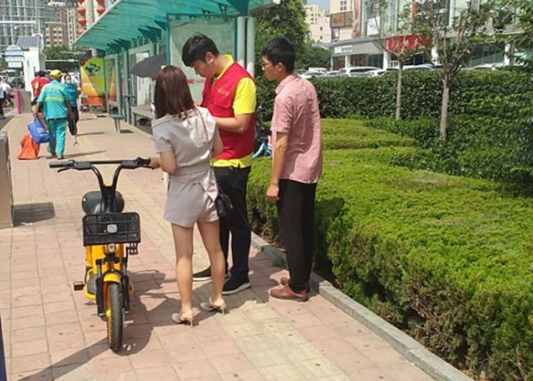 红马甲|城阳：“城管蓝”携手“红马甲”共筑城市文明