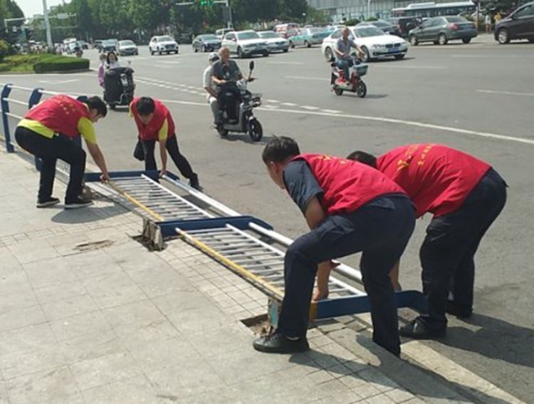 红马甲|城阳：“城管蓝”携手“红马甲”共筑城市文明