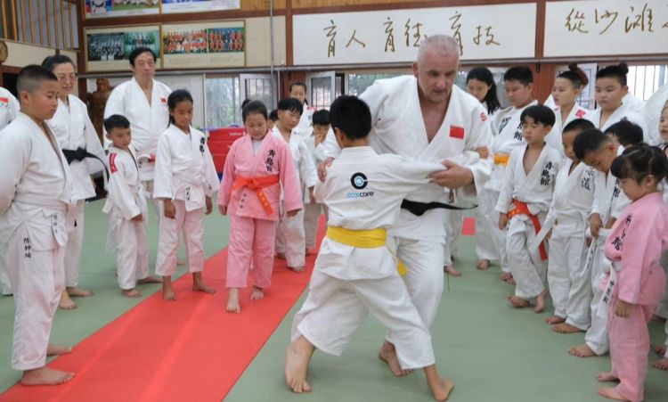 传经送宝|中国国家柔道队外籍教练米隆来青为70余名柔道爱好者传道授业