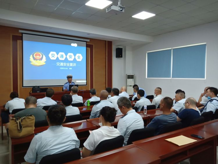 市北|青岛市北交警走进公交市北巴士公司开展安全行车与心理疏导培训