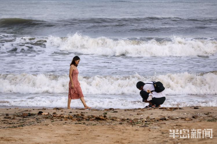 别忘|青岛金沙滩啤酒城南侧：海边大浪滔滔 围观别忘安全