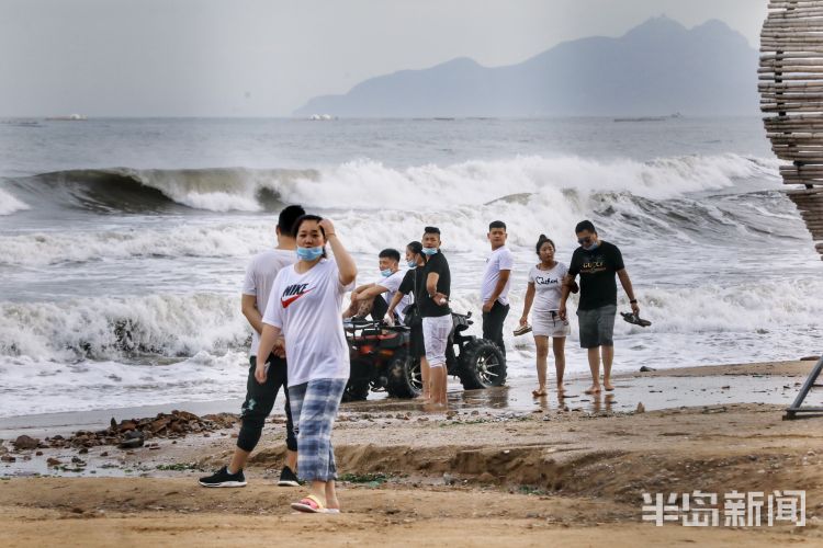 别忘|青岛金沙滩啤酒城南侧：海边大浪滔滔 围观别忘安全