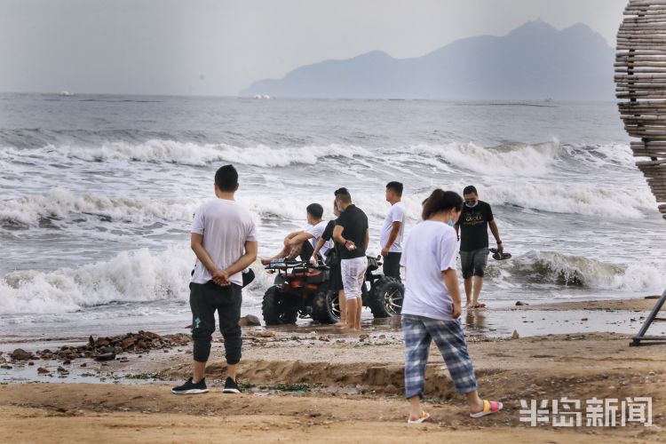 别忘|青岛金沙滩啤酒城南侧：海边大浪滔滔 围观别忘安全